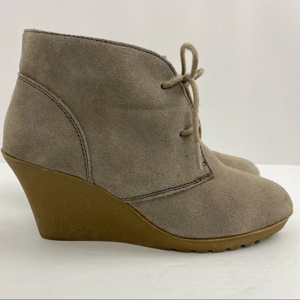 White Mountain size 7.5 Women’s Beige Suede Leather Lace Up Wedge Ankle Booties
